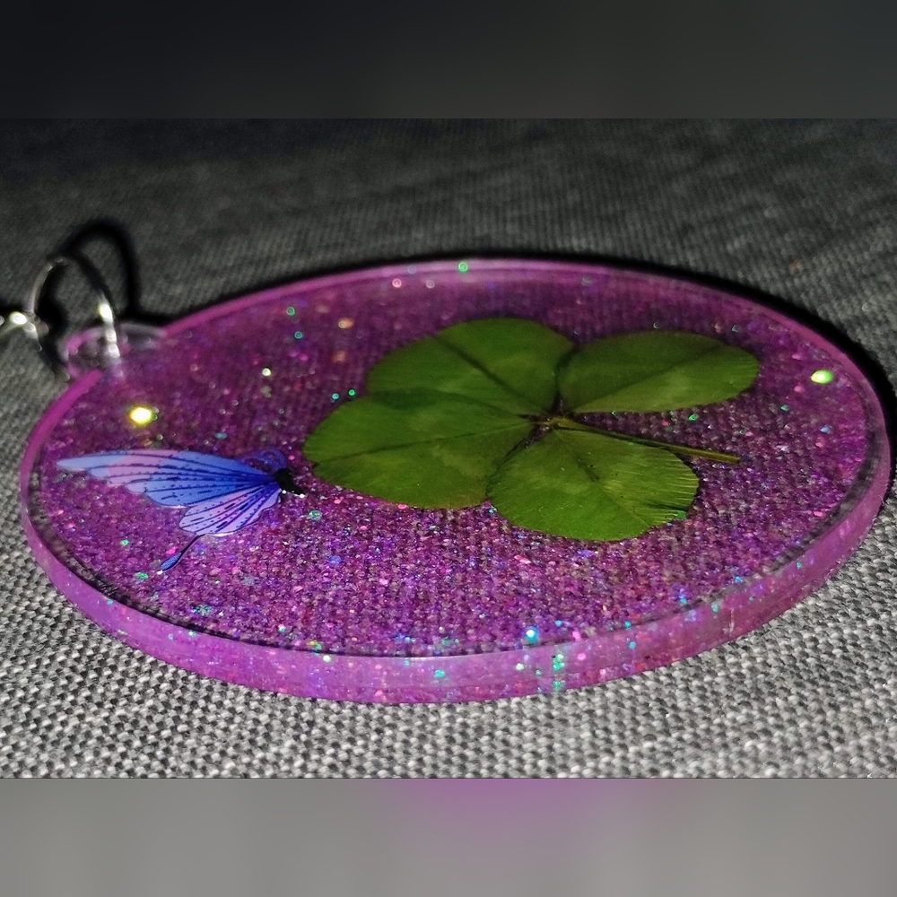 Real 4-Leaf Clover Keychain Good Luck Pressed Clover 2.5" with Butterfly Accent - Picture 8 of 11